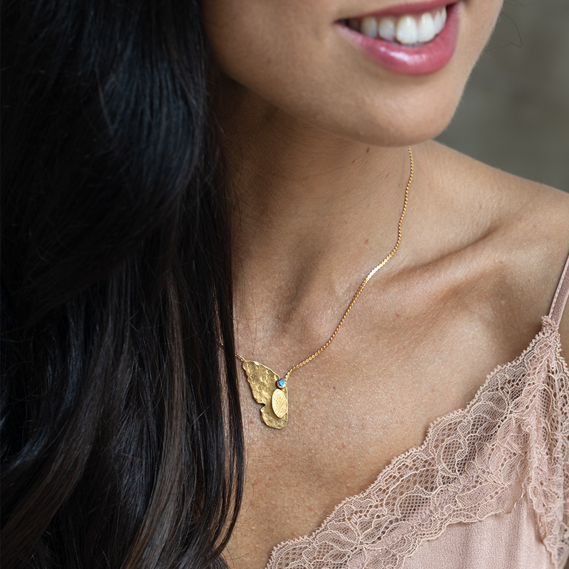 Mini mariposa gold necklace with aurora