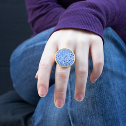 Gold-blue crystal rock round ring